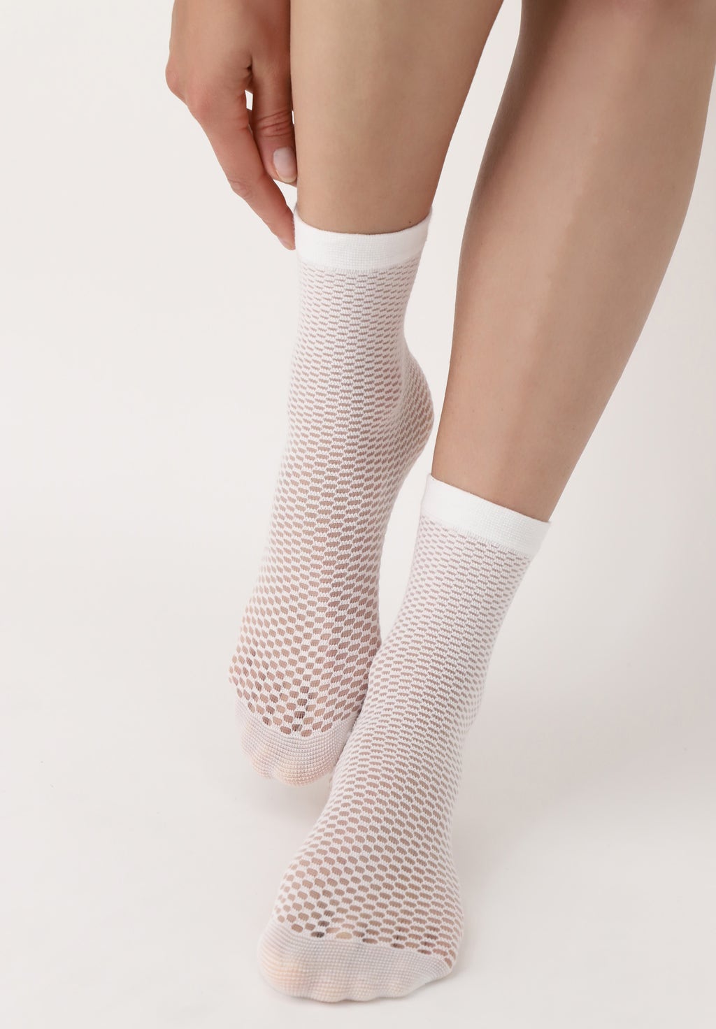 OroblÌ_ Twin Net Sock - White cotton mix quarter high ankle tube socks twin pack with an enclosed fishnet style pattern, plain toe and thin cuff.