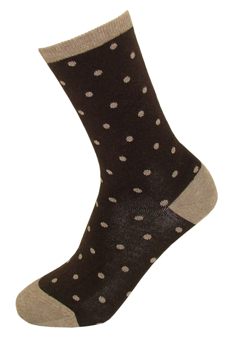 Silvia Grandi Cherry Calzino - brown cotton ankle socks with a small beige spot pattern, flat toe seams, shaped heel and a red heart on the ball of the foot.