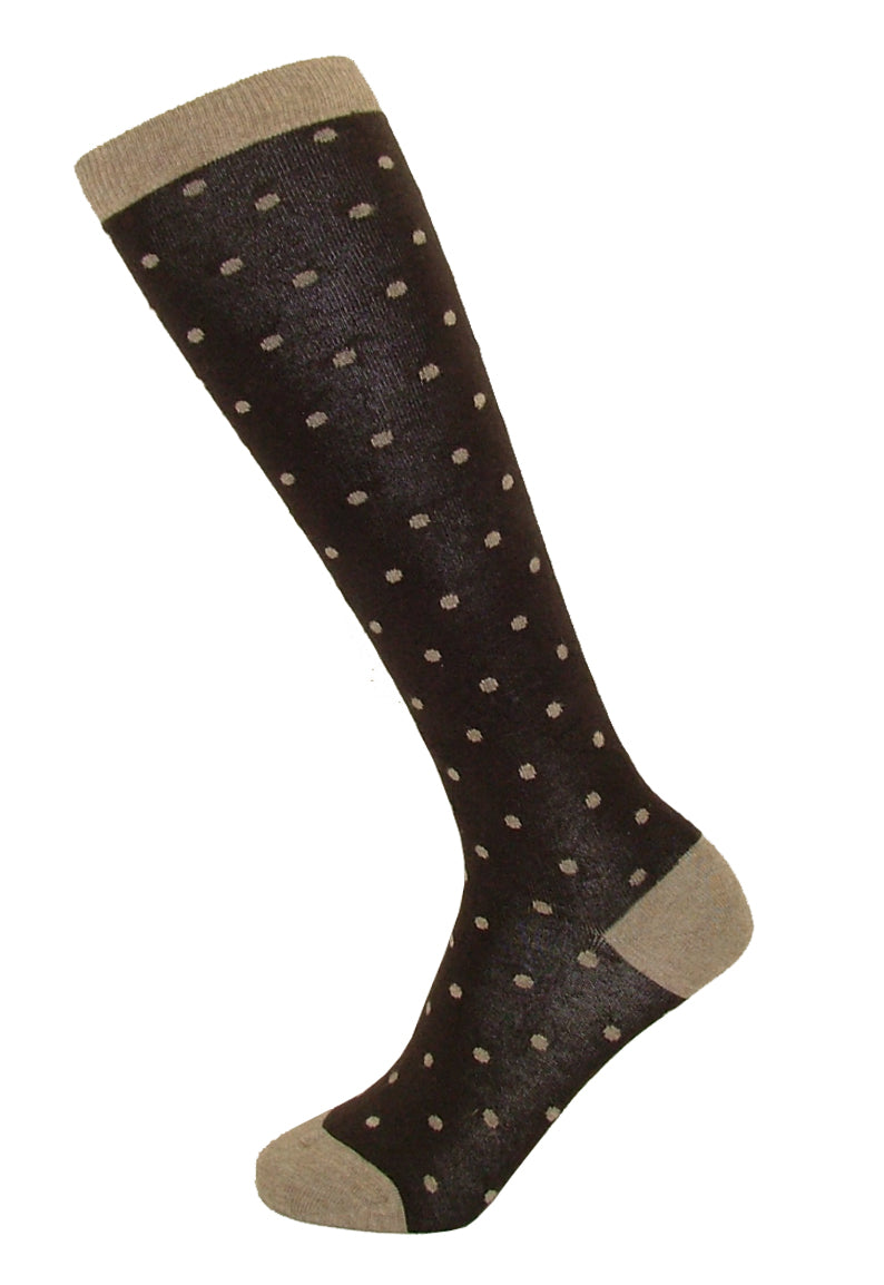 Silvia Grandi Cherry Gambaletto - brown cotton knee-high socks with a small beige spot pattern, flat toe seams, shaped heel and a red heart on the ball of the foot.
