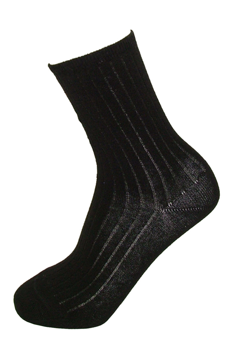 Silvia Grandi Holly Calzino - black cotton ankle socks with a pinstripe rib, plain sole, flat toe seams, shaped heel and a red heart on the ball of the foot.