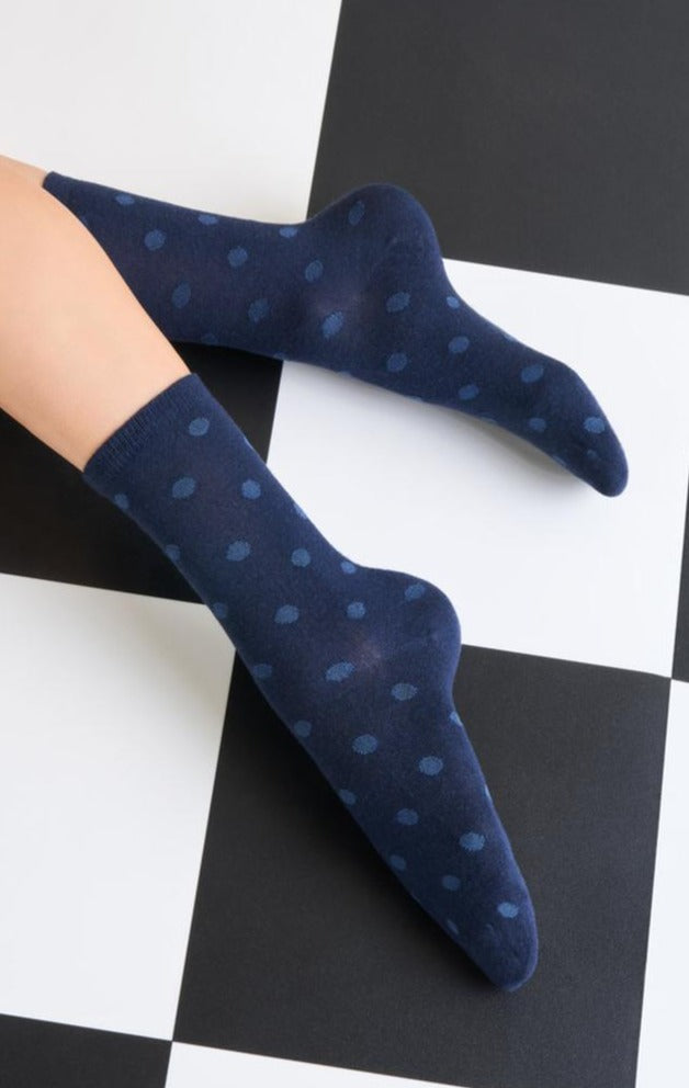 SiSi 1752 Pois Calzino - Soft and warm modal crew length ankle socks with a woven polka dot pattern and a touch of cashmere, available in navy blue and brown.
