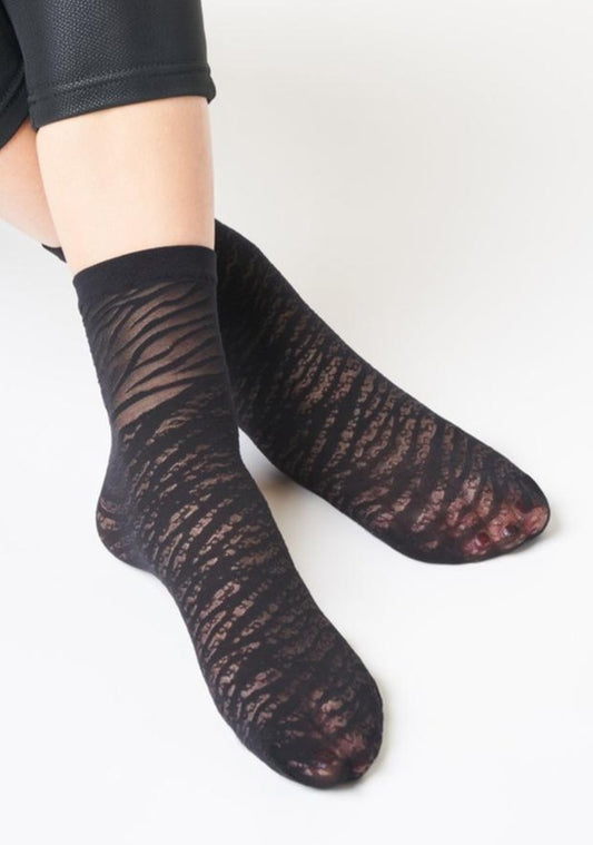 SiSi Animalier Calzino - Semi sheer fashion ankle socks with a woven leopard and zebra print pattern and zebra print band around the cuff.