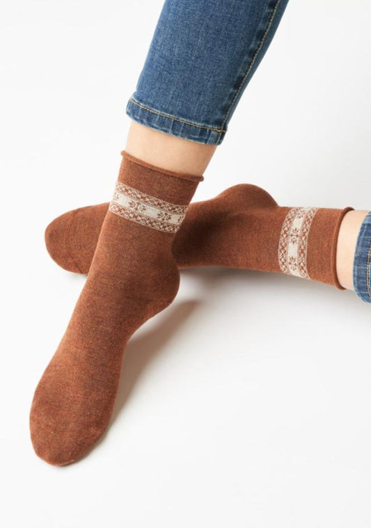 SiSi Comfy Calzino - Soft rusty fleck viscose mix ankle sock with a no cuff roll top, sparkly gold fairisle snowflake style band around the ankle and flat toe seam.
