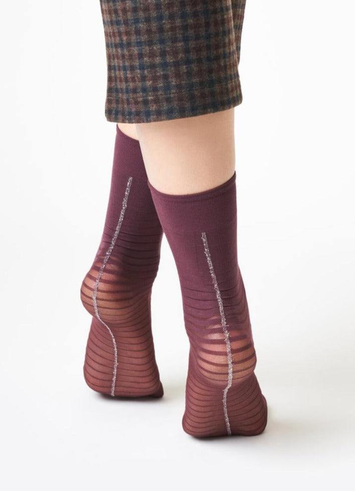 SiSi Degrade Calzino - Wine semi opaque fashion ankle socks with horizontal opaque stripes, sparkly silver metallized back seam detail and deep comfort cuff.