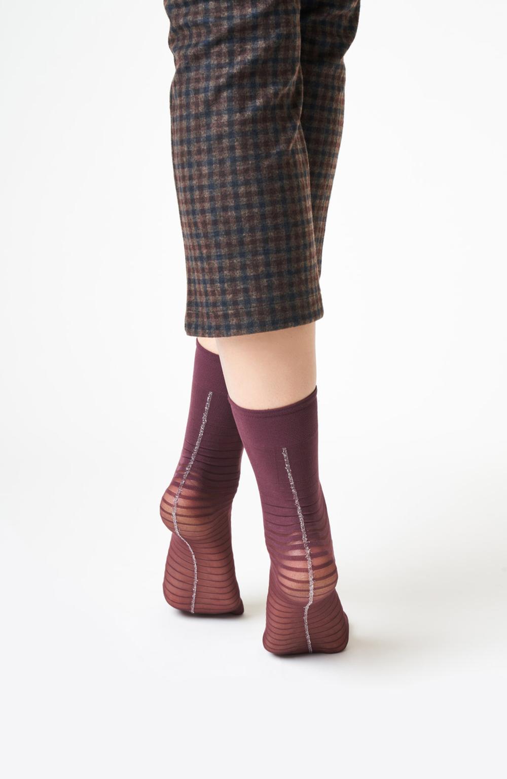 SiSi Degrade Calzino - Wine semi opaque fashion ankle socks with horizontal opaque stripes, sparkly silver metallized back seam detail and deep comfort cuff.
