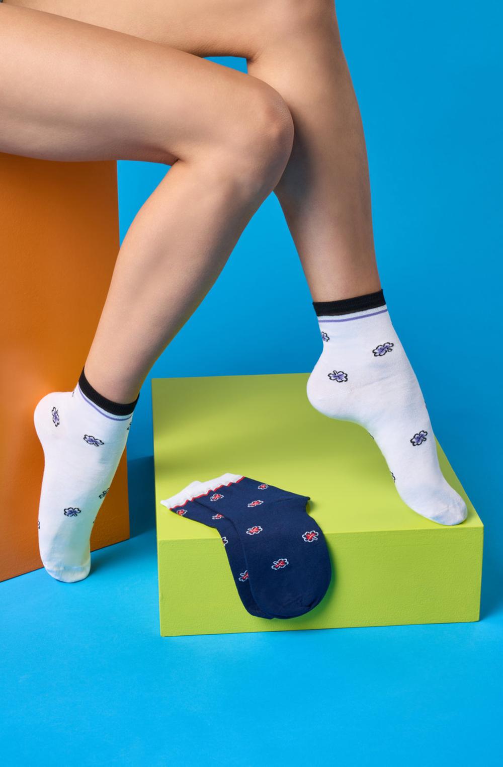 SiSi Luck Calzino - Quarter high cotton ankle socks with a small dotted shamrock style pattern, striped cuff with silver lamé stripe cuff, shaped heel and flat toe seam.