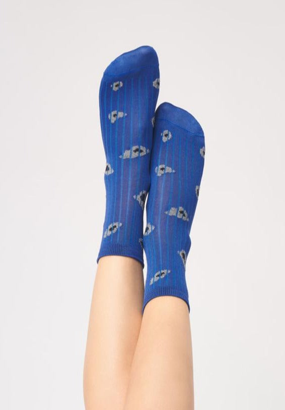 SiSi Maculato Calzino - Light weight blue ribbed fashion ankle socks with a stylised leopard print pattern in sparkly silver lurex and black, shaped heel and flat toe seam.