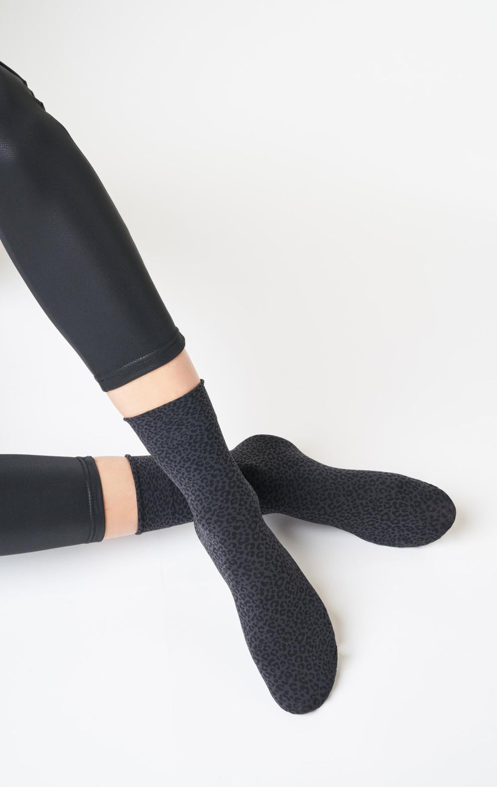SiSi Maculato Calzino - Opaque fashion ankle socks with a black woven small leopard print style pattern and deep invisible comfort cuff. 