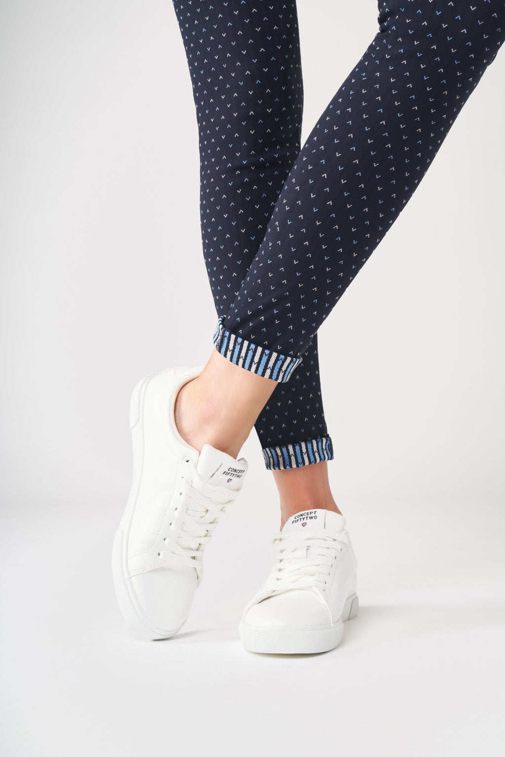SiSi Microgeometria Legging - Navy stretch trouser leggings made of viscose with a woven v style pattern in light blue and white and navy, blue and white striped turn up cuff and rear pockets.