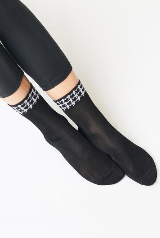 SiSi Piede De Poule Calzino - Soft and light black viscose mix tube ankle socks with a deep cuff with a white woven houndstooth pattern and flat toe seam.