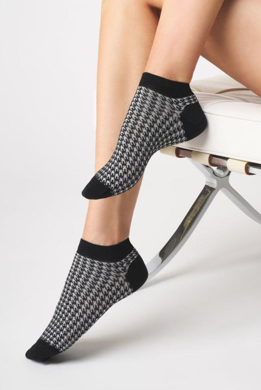 SiSi Piede De Poule MiniCalzino - Black and white low ankle cotton fashion socks with a houndstooth pattern, shaped heel and flat toe seam.