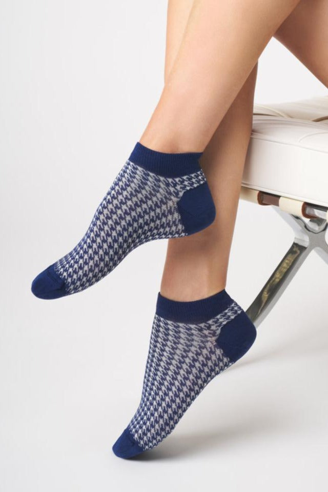 SiSi Piede De Poule MiniCalzino - Blue navy and white low ankle cotton fashion socks with a houndstooth pattern, shaped heel and flat toe seam.