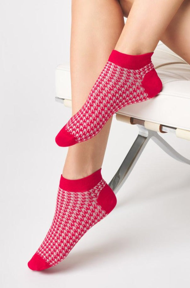 SiSi Piede De Poule MiniCalzino - Red and white low ankle cotton fashion socks with a houndstooth pattern, shaped heel and flat toe seam.