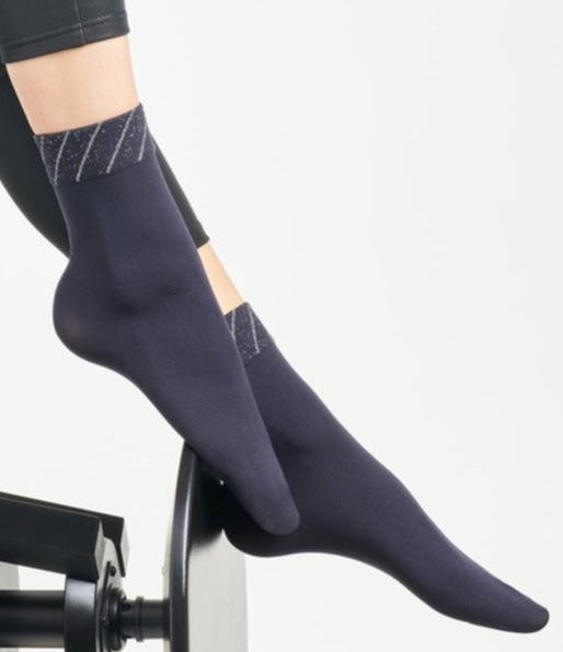 SiSi Dettagli Preziosi Calzino - Navy soft opaque fashion ankle socks with a sparkly silver diagonal striped cuff.