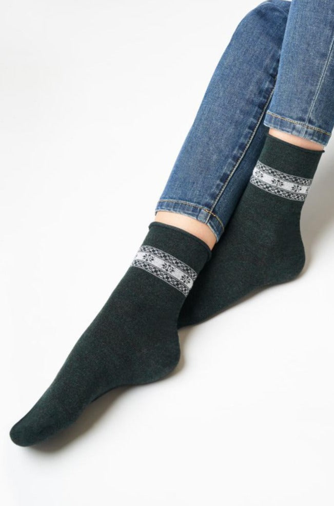 SiSi Relax Calzini - Soft dark bottle green fleck viscose mix ankle sock with a no cuff roll top, sparkly silver fairisle snowflake style band around the ankle and flat toe seam.