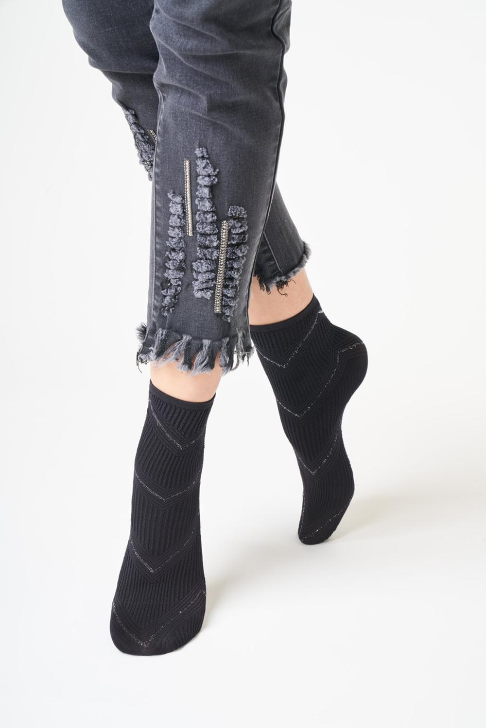 SiSi Rilievo Calzino - Black soft opaque ribbed fashion ankle sock with a zig-zag rib pattern with a stripe of sparkly silver metallized yarn.