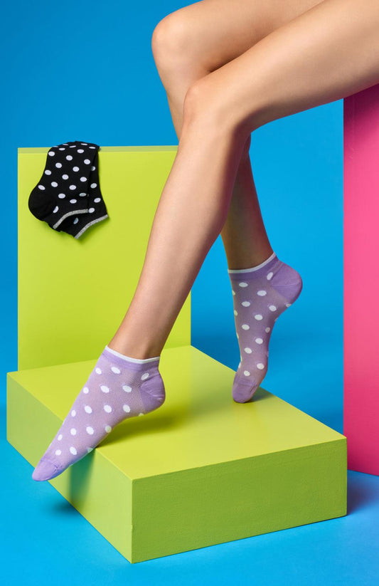 SiSi Seventy Calzino - Low cotton ankle socks with a white polka dot pattern, silver lamé stripe cuff, available in lilac purple and black.