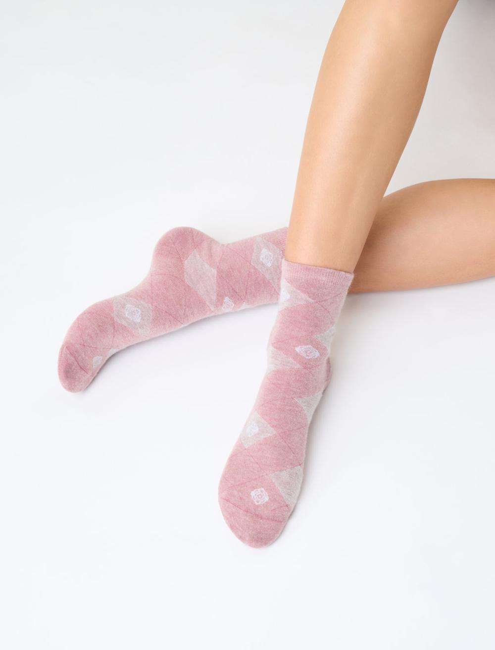 SiSi British Calzino - Soft and warm crew length ankle socks with a diamond and rose pattern, available in pale dusty pink, grey and denim blue, and orange.